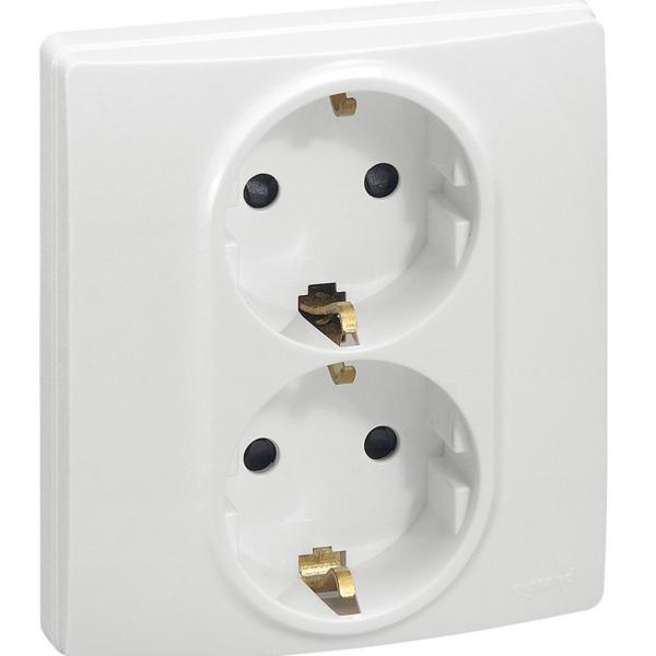 TOMA DOBLE NILOE 2P + TT AUTOMTICO PROTECCIN INFERIOR BLANCO