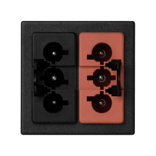 Combinación de conectores de conexión rápida macho de 3 polos negro y rojo con placa de 1 elemento negro Simon K45